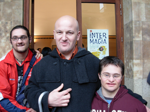 Jóvenes de AVIVA a la entrada del Teatro de Caja Duero.